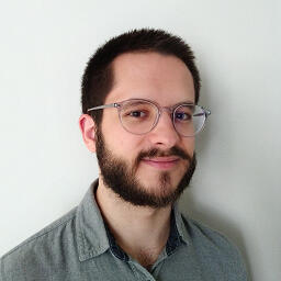 Headshot of the guy behind Sanderling Editorial. A white guy with a beard and glasses.